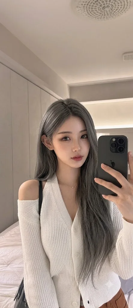 스마트폰으로 콘텐츠를 촬영하는 크리에이터 이미지